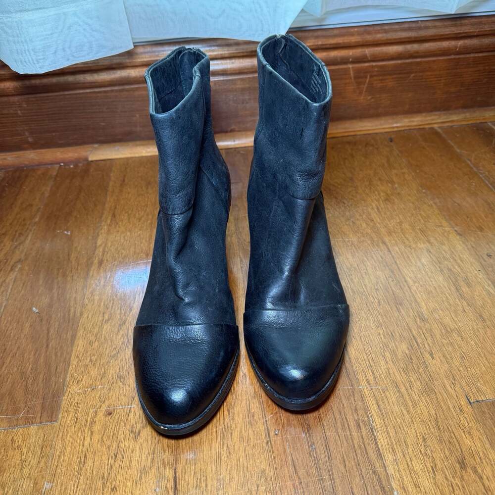 Gray by Saks Fifth Avenue Sandy Black Leather Ankle Boots Size 8M